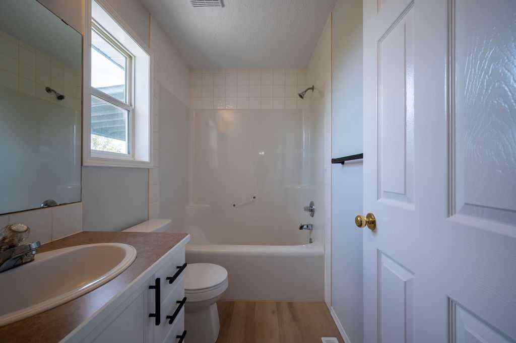 MLS® A2232993 - 269 Strathford Crescent  in Strathaven Strathmore, Residential