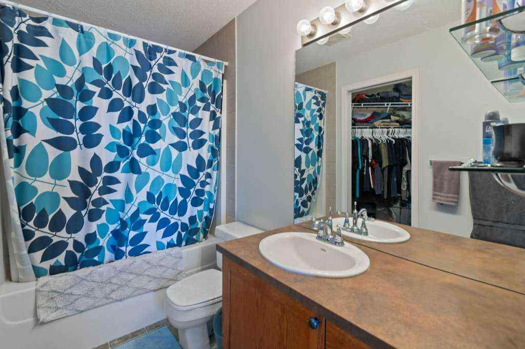 MLS® A2233379 - 64 Everglen Rise SW in Evergreen Calgary, Residential