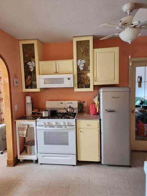 MLS® A2233466 - 221 Center Avenue NE in NONE Milk River, Residential