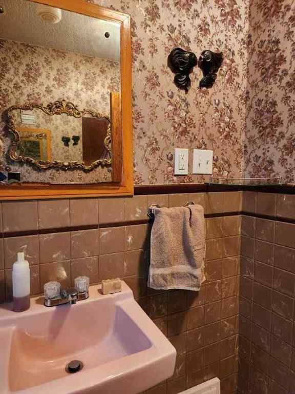 MLS® A2233466 - 221 Center Avenue NE in NONE Milk River, Residential