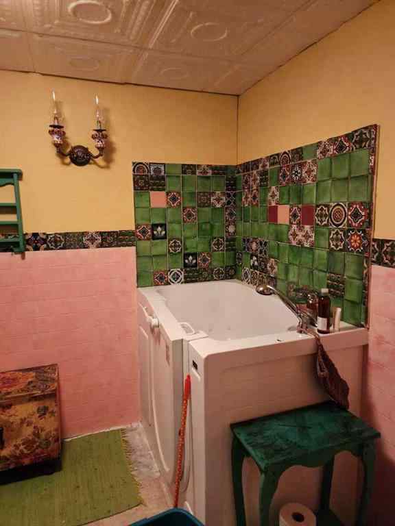 MLS® A2233466 - 221 Center Avenue NE in NONE Milk River, Residential