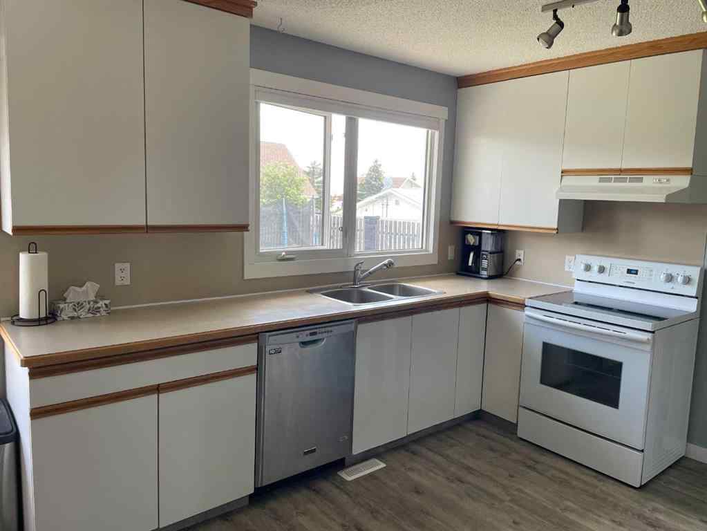 MLS® A2233866 - 10605 107 Street Close  in NONE Fairview, Residential
