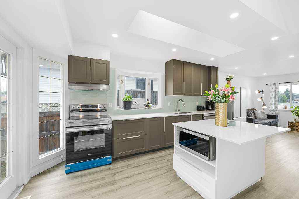 MLS® A2233996 - 477 72 Avenue NE in Huntington Hills Calgary, Residential