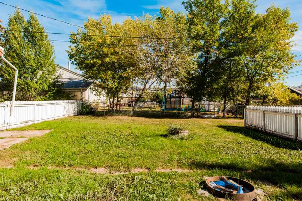 MLS® A2234424 - 10019 93 Avenue  in Swanavon Grande Prairie, Residential