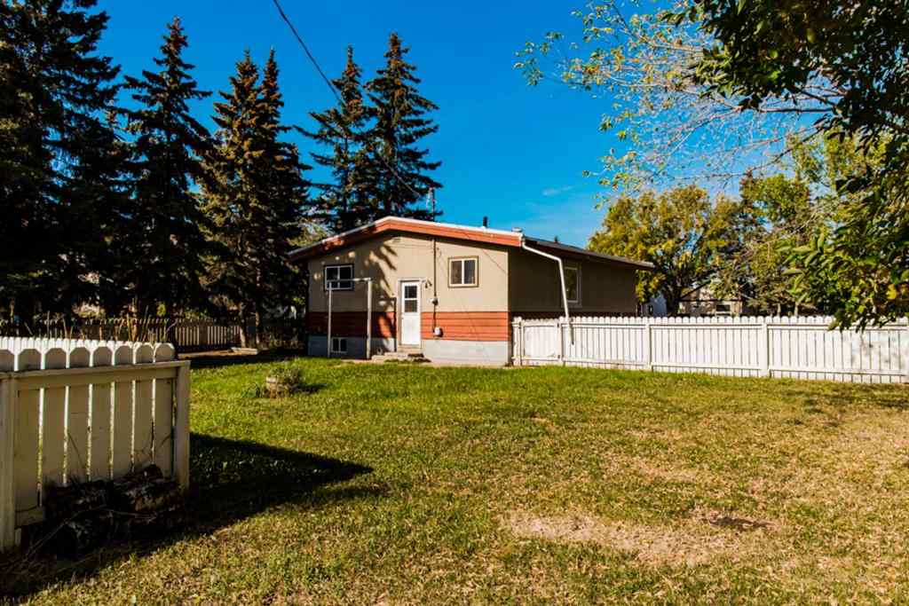 MLS® A2234424 - 10019 93 Avenue  in Swanavon Grande Prairie, Residential