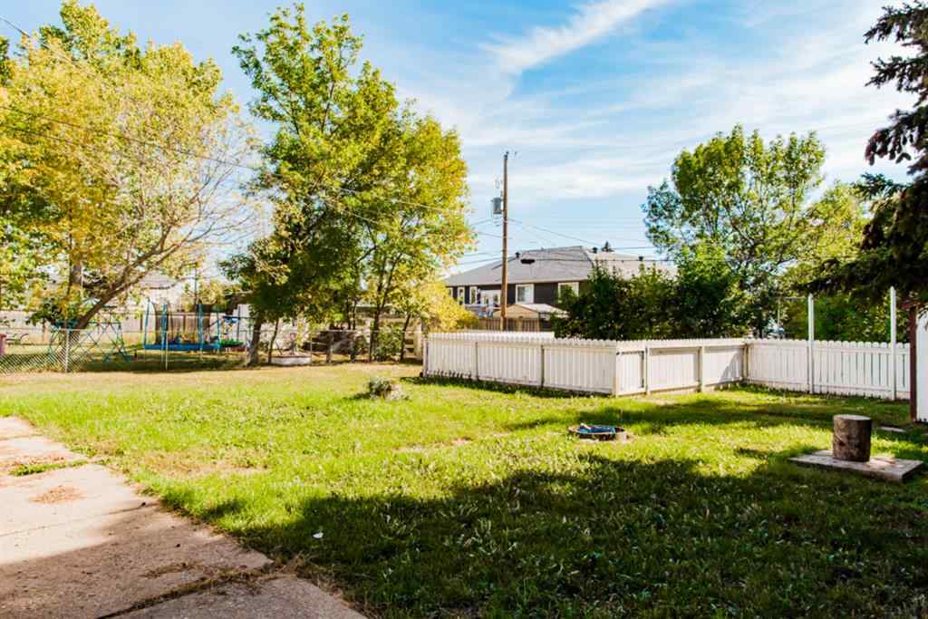 MLS® A2234424 - 10019 93 Avenue  in Swanavon Grande Prairie, Residential
