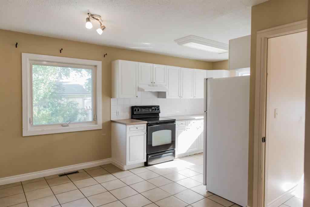 MLS® A2234424 - 10019 93 Avenue  in Swanavon Grande Prairie, Residential