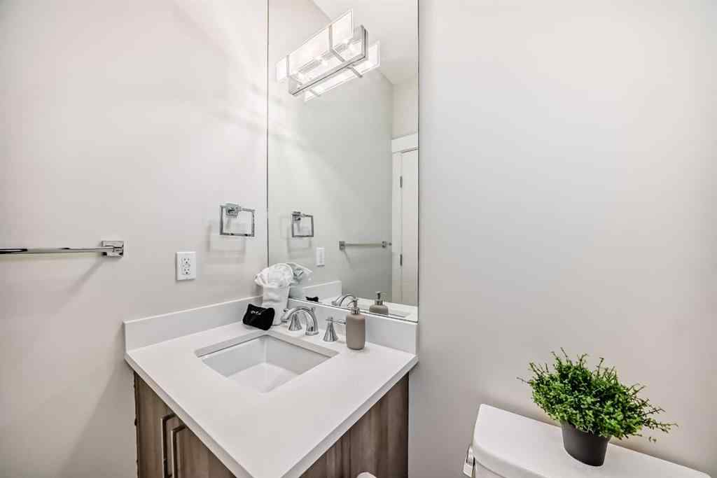 MLS® A2234866 - 301 5 Avenue NE in Crescent Heights Calgary, Multi-Family