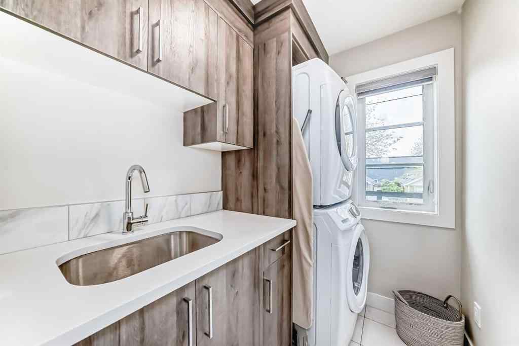 MLS® A2234866 - 301 5 Avenue NE in Crescent Heights Calgary, Multi-Family