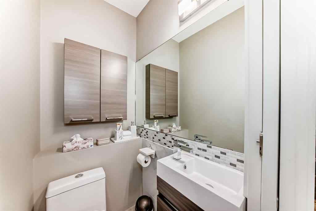 MLS® A2235228 - 2415 9 Avenue NW in West Hillhurst Calgary, Residential