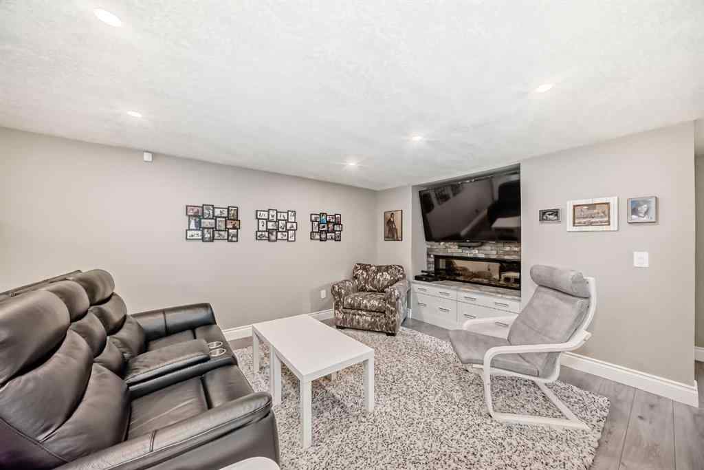 MLS® A2235228 - 2415 9 Avenue NW in West Hillhurst Calgary, Residential