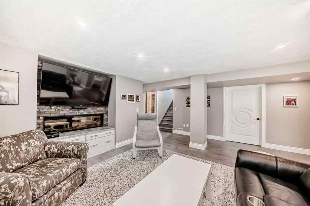 MLS® A2235228 - 2415 9 Avenue NW in West Hillhurst Calgary, Residential