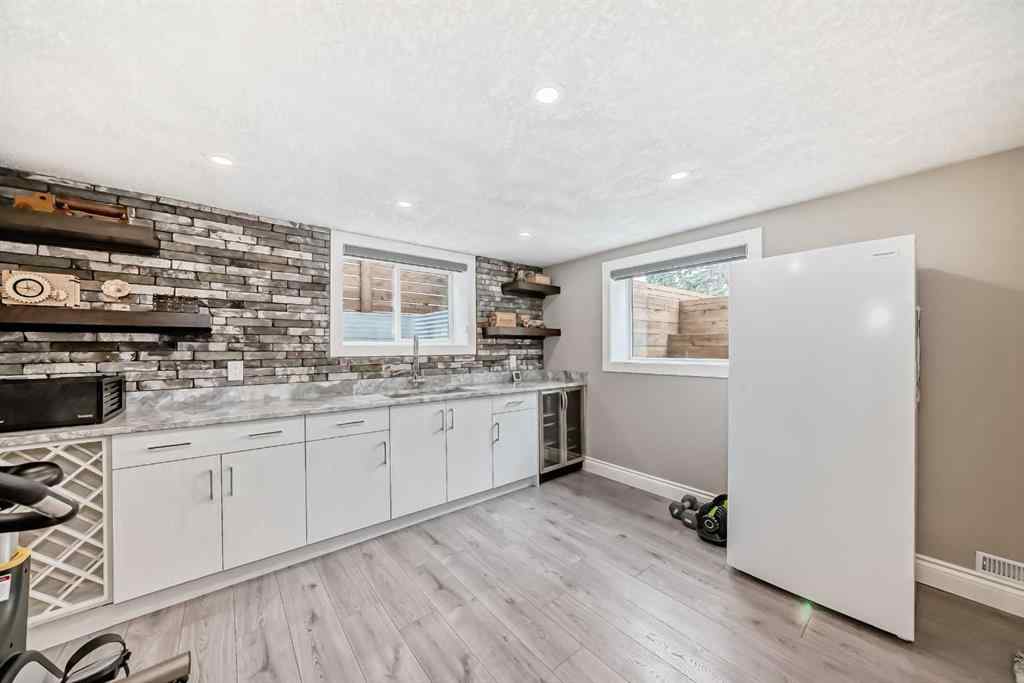 MLS® A2235228 - 2415 9 Avenue NW in West Hillhurst Calgary, Residential