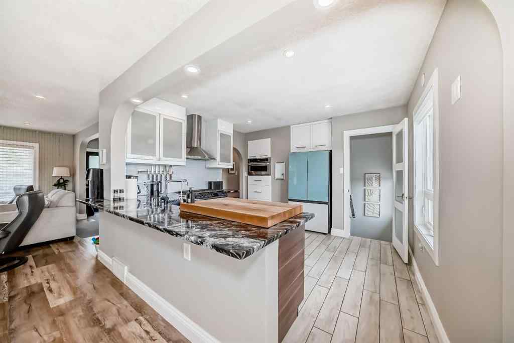 MLS® A2235228 - 2415 9 Avenue NW in West Hillhurst Calgary, Residential