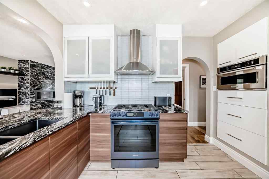 MLS® A2235228 - 2415 9 Avenue NW in West Hillhurst Calgary, Residential