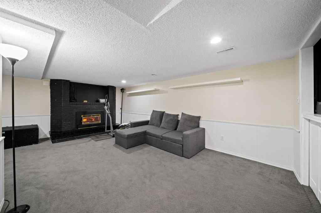MLS® A2235798 - 3411 51A Avenue  in Southwest Innisfail Innisfail, Residential