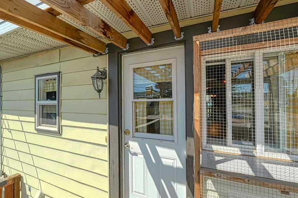 MLS® A2235819 - Unit #1 6505 36 Avenue NW in Bowness Calgary, Residential