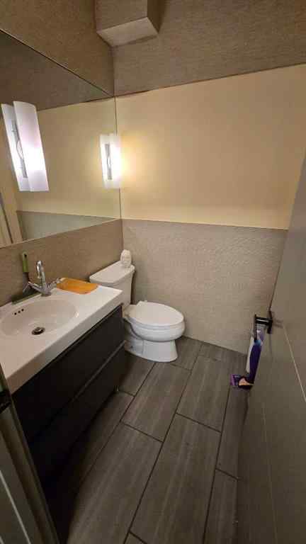 MLS® A2236141 - Unit #103 136 17 Avenue NE in Tuxedo Park Calgary, Commercial