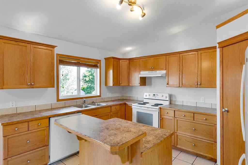 MLS® A2236576 - 5124 42 Street  in NONE Olds, Residential