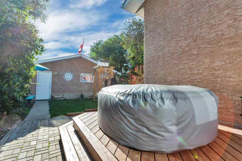MLS® A2236881 - 5810 60 Street  in Lucas Heights Ponoka, Residential