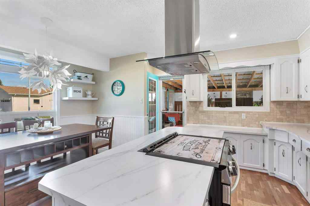 MLS® A2236881 - 5810 60 Street  in Lucas Heights Ponoka, Residential