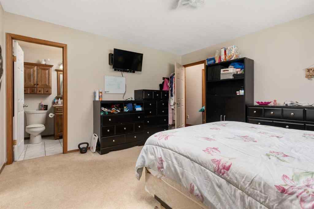 MLS® A2236928 - 5424 60 Street  in Victoria Park Camrose, Residential
