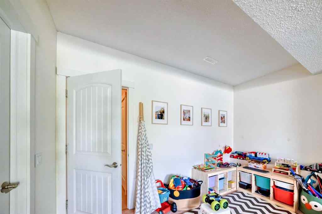 MLS® A2237084 - 60 Sunlake Road SE in Sundance Calgary, Residential
