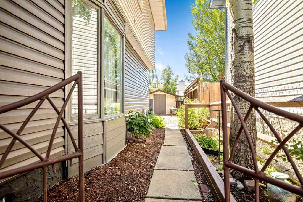 MLS® A2237472 - 29 Woodglen Crescent SW in Woodbine Calgary, Residential