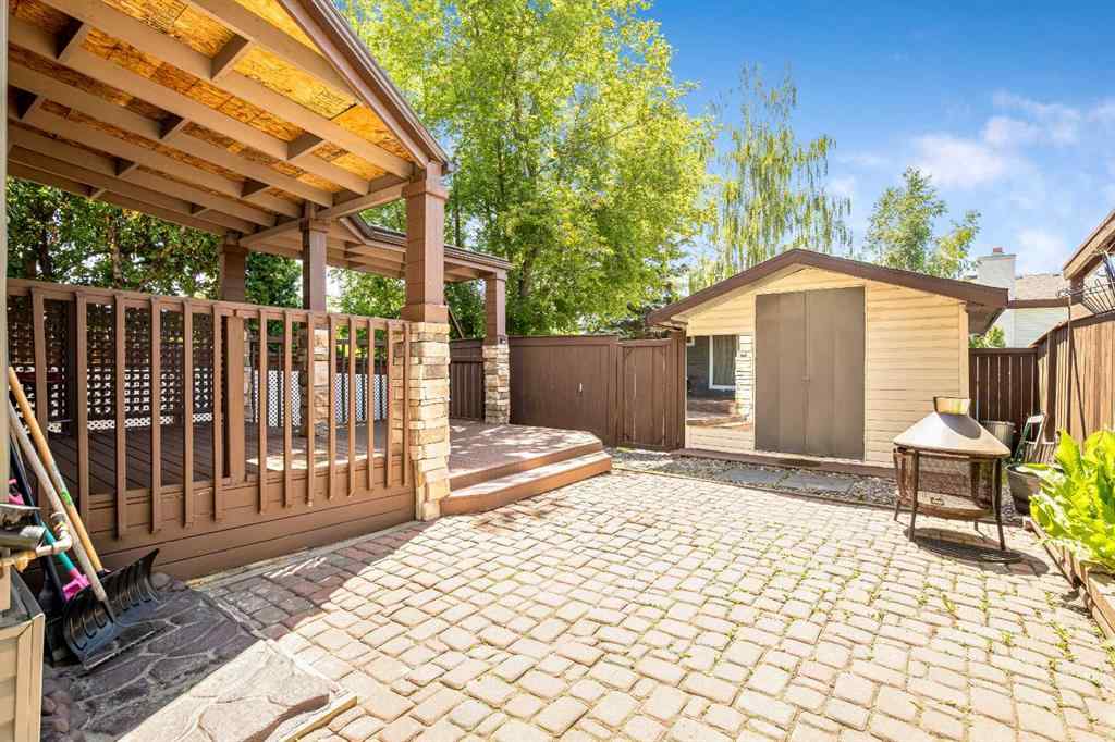 MLS® A2237472 - 29 Woodglen Crescent SW in Woodbine Calgary, Residential