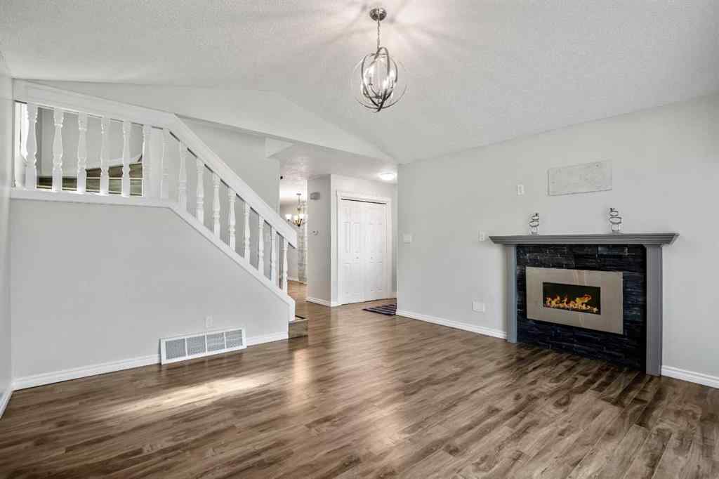 MLS® A2237472 - 29 Woodglen Crescent SW in Woodbine Calgary, Residential