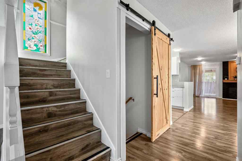 MLS® A2237472 - 29 Woodglen Crescent SW in Woodbine Calgary, Residential