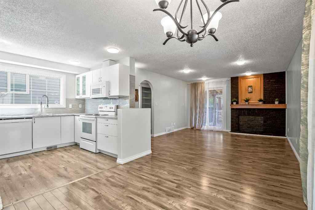 MLS® A2237472 - 29 Woodglen Crescent SW in Woodbine Calgary, Residential