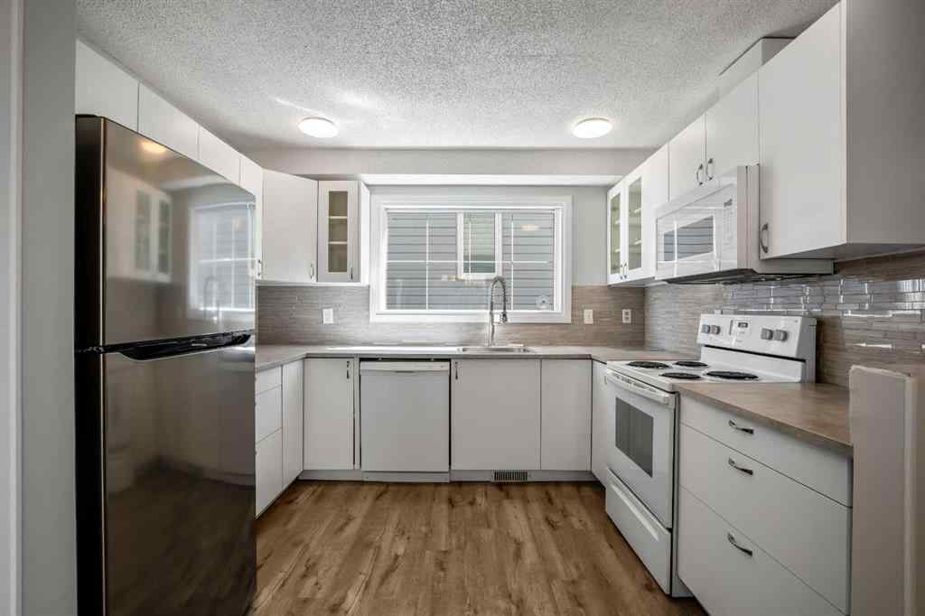 MLS® A2237472 - 29 Woodglen Crescent SW in Woodbine Calgary, Residential