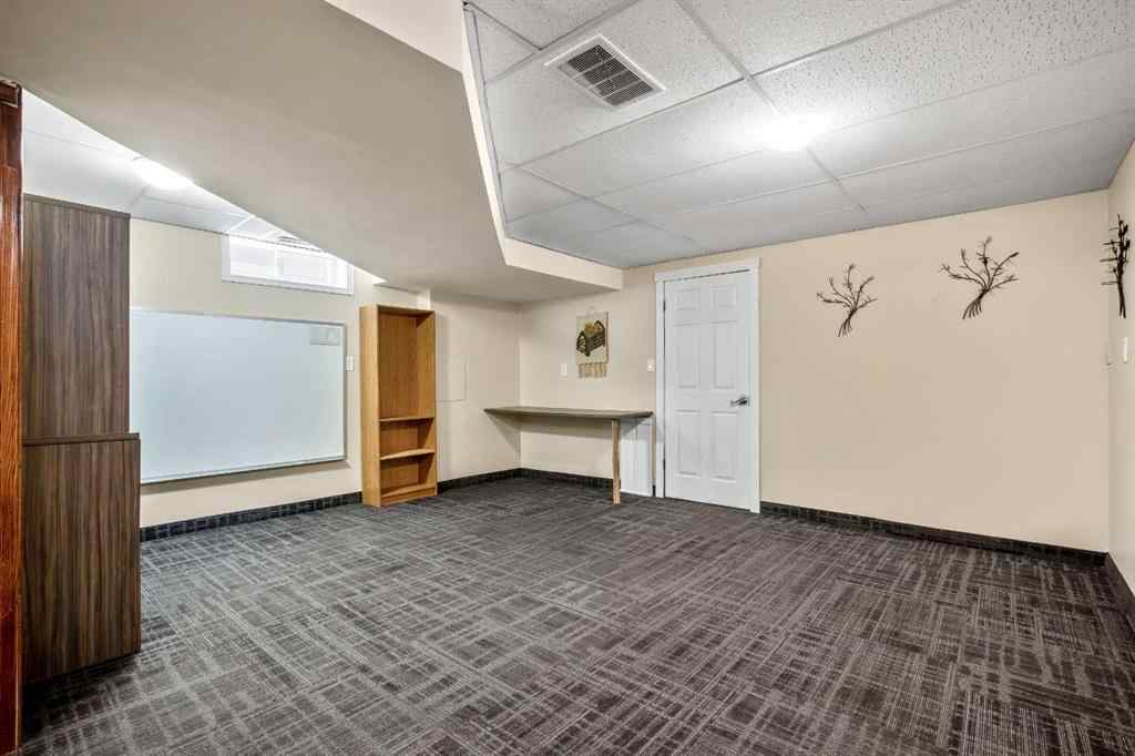 MLS® A2237472 - 29 Woodglen Crescent SW in Woodbine Calgary, Residential