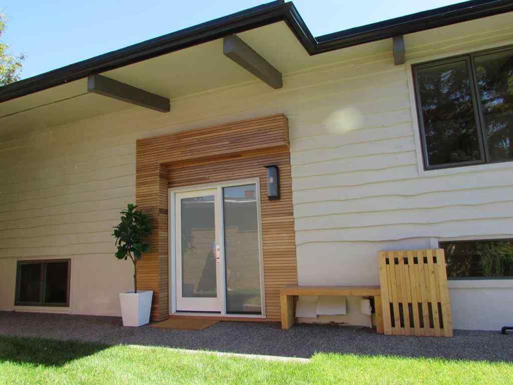 MLS® A2237511 - 2724 Crawford Road NW in Charleswood Calgary, Residential