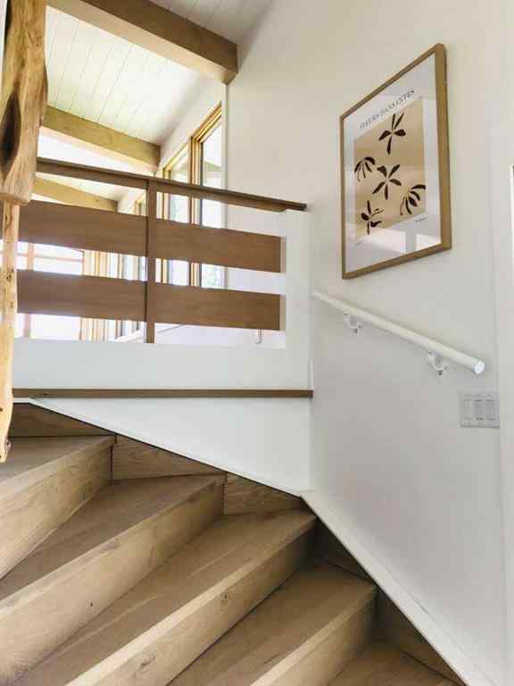 MLS® A2237511 - 2724 Crawford Road NW in Charleswood Calgary, Residential