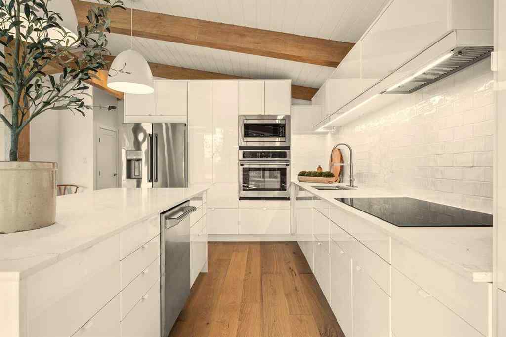 MLS® A2237511 - 2724 Crawford Road NW in Charleswood Calgary, Residential