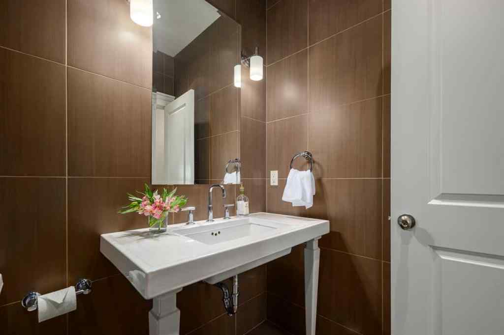 MLS® A2237695 - 2767 77 Street SW in Springbank Hill Calgary, Residential