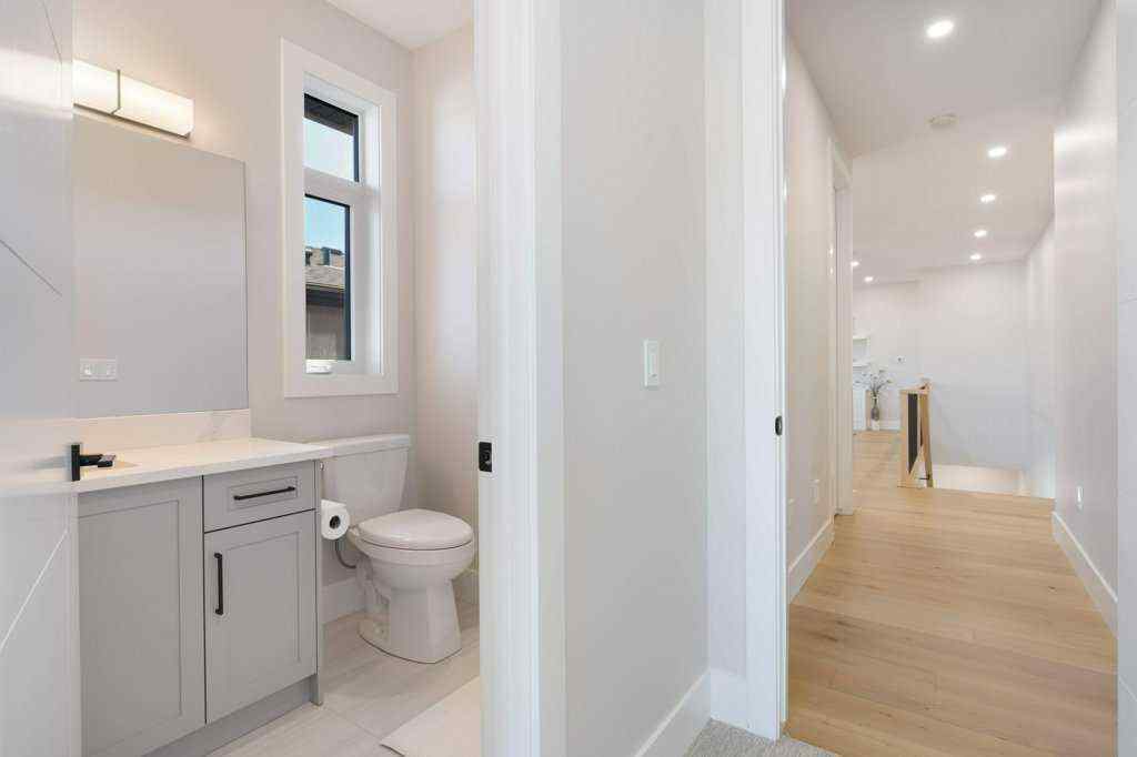 MLS® A2237770 - 424 Discovery Place SW in Discovery Ridge Calgary, Residential
