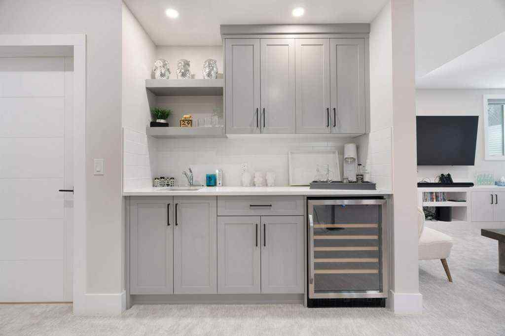 MLS® A2237770 - 424 Discovery Place SW in Discovery Ridge Calgary, Residential