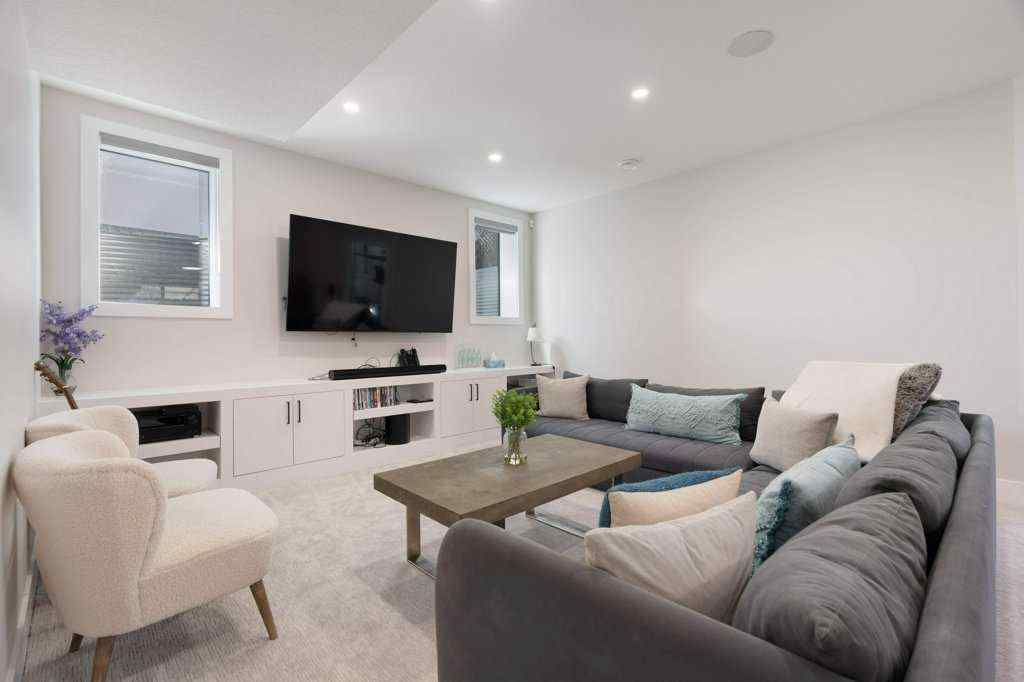 MLS® A2237770 - 424 Discovery Place SW in Discovery Ridge Calgary, Residential