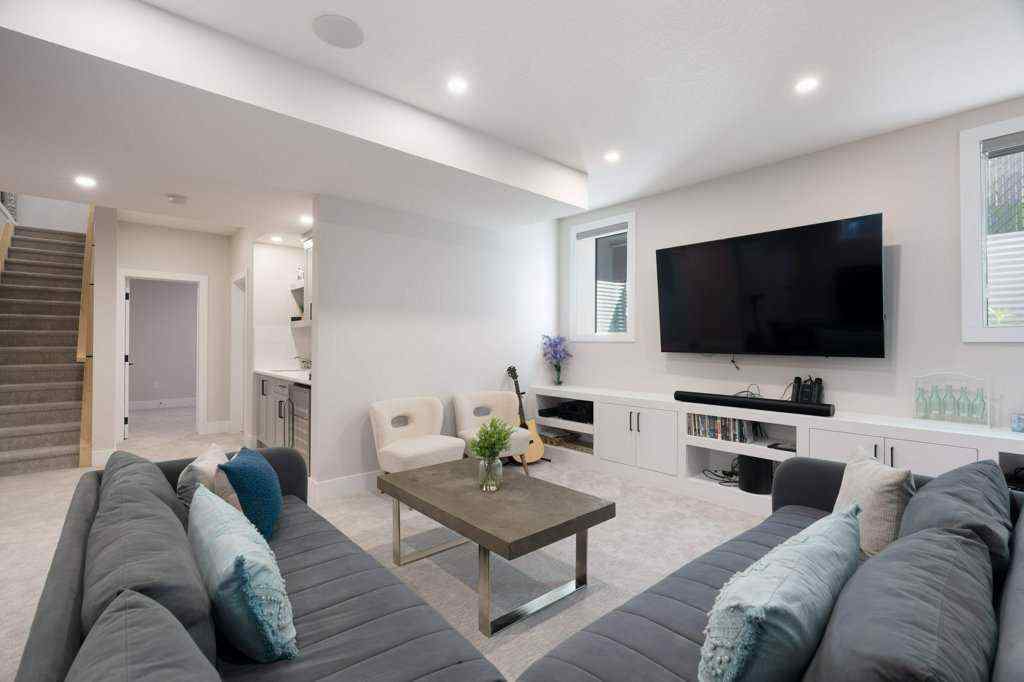 MLS® A2237770 - 424 Discovery Place SW in Discovery Ridge Calgary, Residential