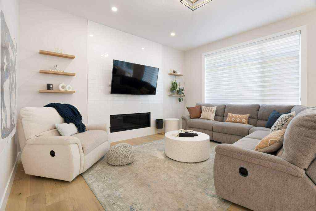 MLS® A2237770 - 424 Discovery Place SW in Discovery Ridge Calgary, Residential