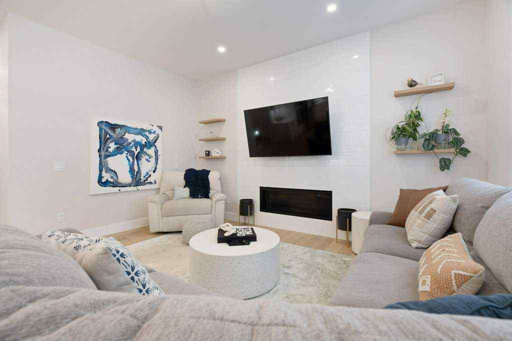 MLS® A2237770 - 424 Discovery Place SW in Discovery Ridge Calgary, Residential