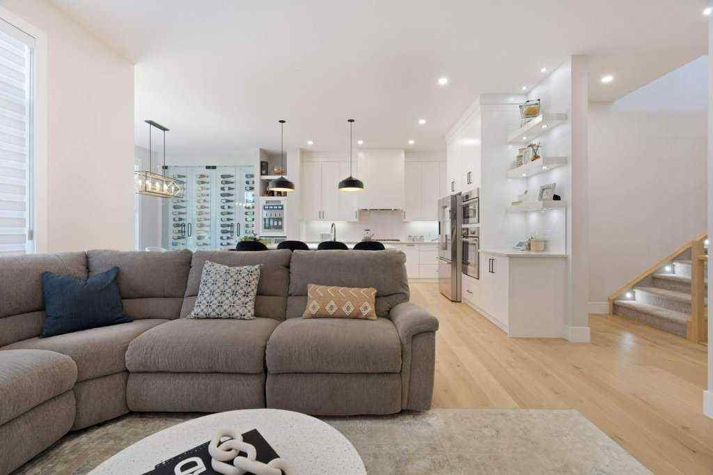 MLS® A2237770 - 424 Discovery Place SW in Discovery Ridge Calgary, Residential