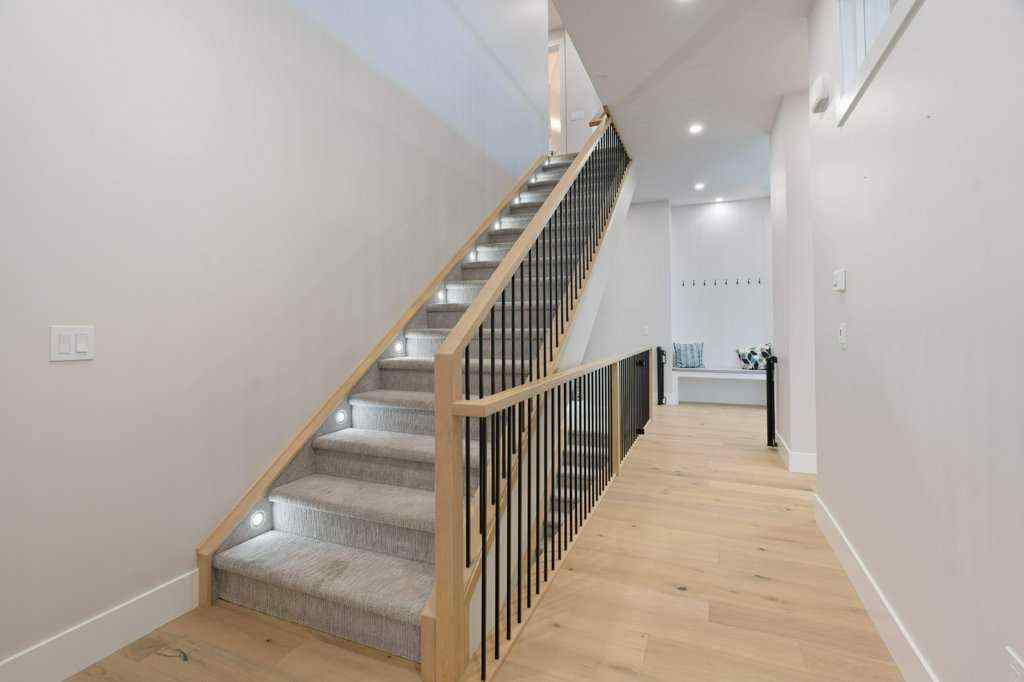 MLS® A2237770 - 424 Discovery Place SW in Discovery Ridge Calgary, Residential