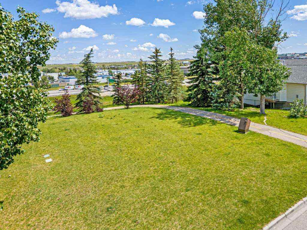 MLS® A2238157 - 51 Hunterhorn Crescent NE in Huntington Hills Calgary, Residential