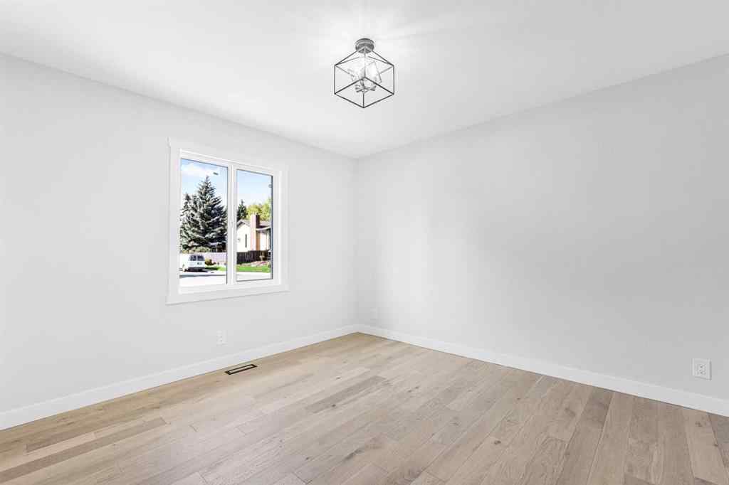 MLS® A2238193 - 10604 Oakmoor Way SW in Cedarbrae Calgary, Residential