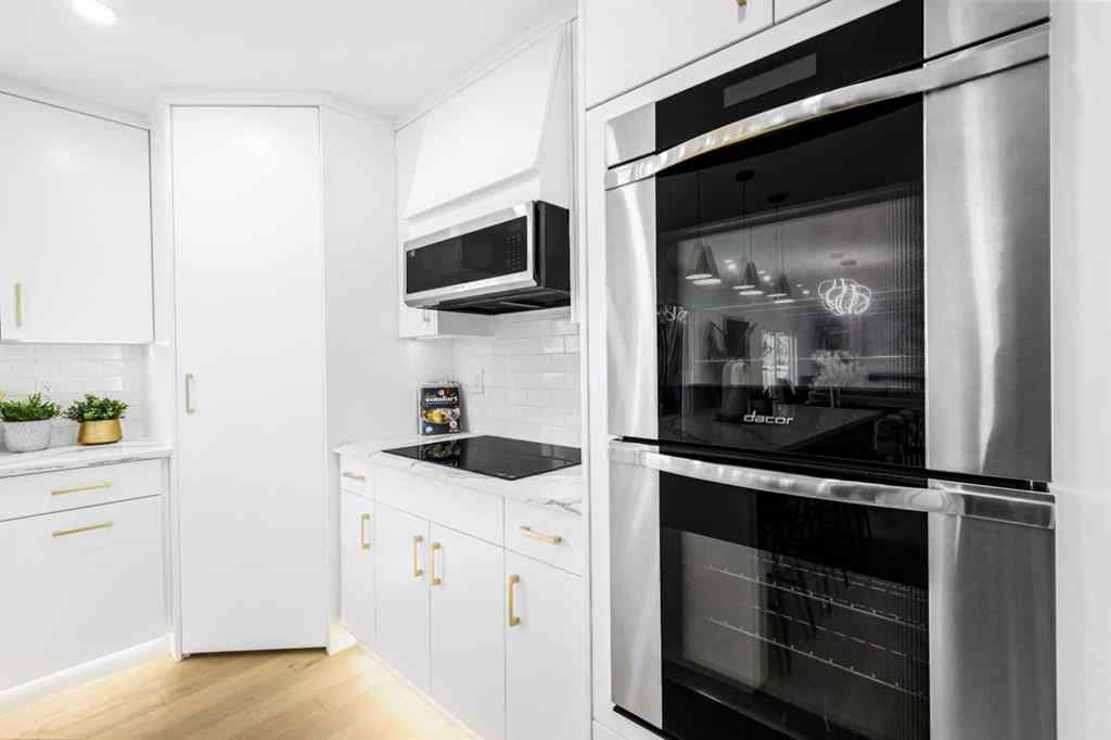 MLS® A2238193 - 10604 Oakmoor Way SW in Cedarbrae Calgary, Residential