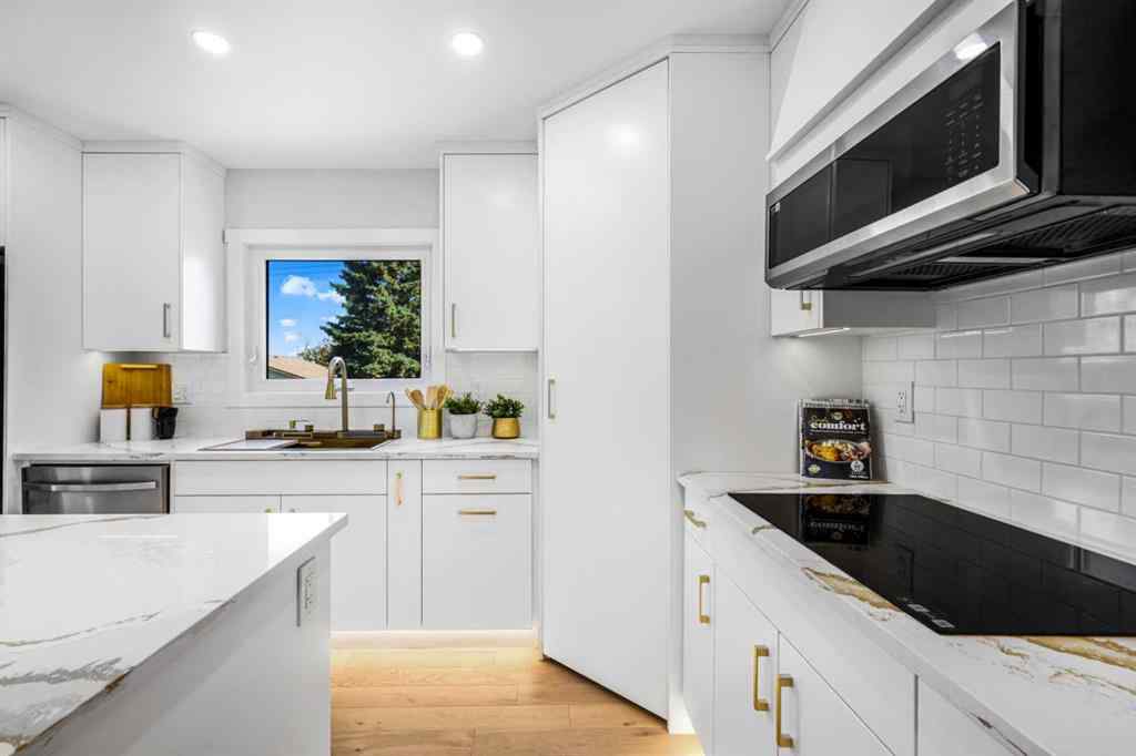 MLS® A2238193 - 10604 Oakmoor Way SW in Cedarbrae Calgary, Residential